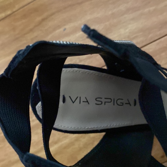 Dressy black women’s pump shoes - Picture 3 of 5